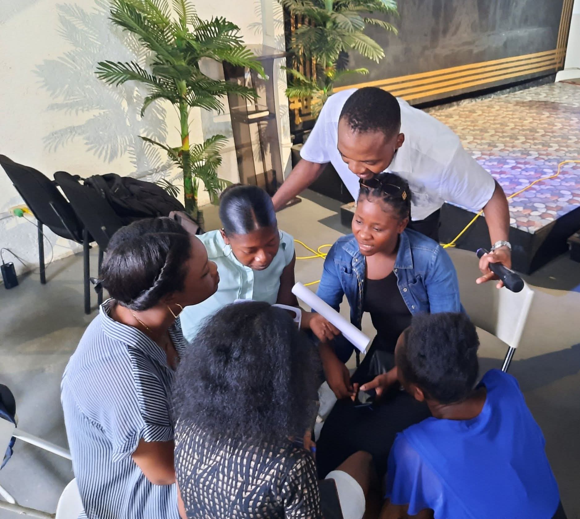Participants travaillant en groupe pendant la formation d'introduction au MEAL